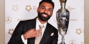 天博资讯中心-祝贺老队友！阿诺德社媒晒萨拉赫与PFA最佳奖杯：历史级