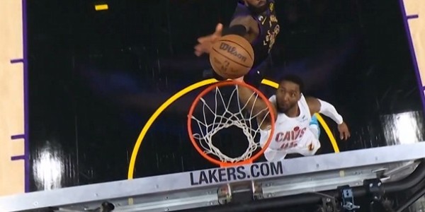 天博体育平台-上来就拉满！米切尔首攻快速攻筐 詹姆斯身后追防大帽扇飞！