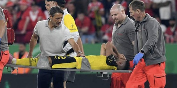 损兵折将，多特球员扬-科托膝盖被踢后被担架抬出球场