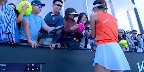 天博官方网站-奖金155万！王欣瑜澳网2-1绝地逆转：中国莎娃宠粉，又美又能打