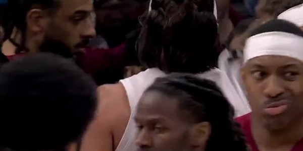 天博体育平台-半场：骑士以60-67落后老鹰，莫布利16+10米切尔14分