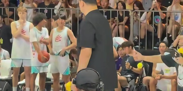 天博体育平台-给足尊重！库里笑着一路小跑过去和姚明握手致意