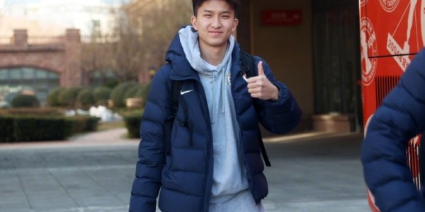 天博官方通道-1月7日上午，山东泰山出发前往海口，进行为期三周的第一阶段冬训