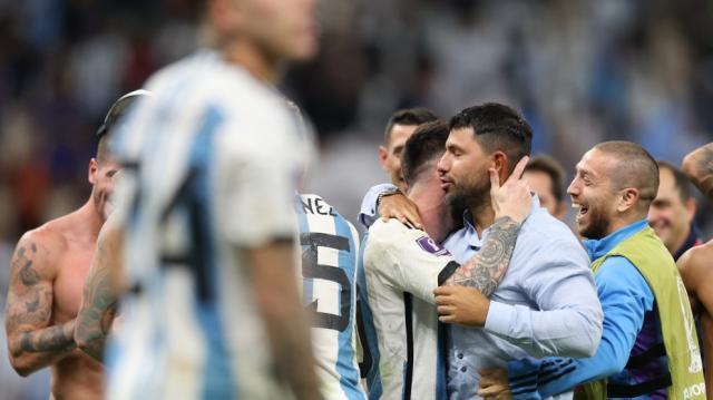 Aguero-y-Messi-abrazo-2-990x556.jpg
